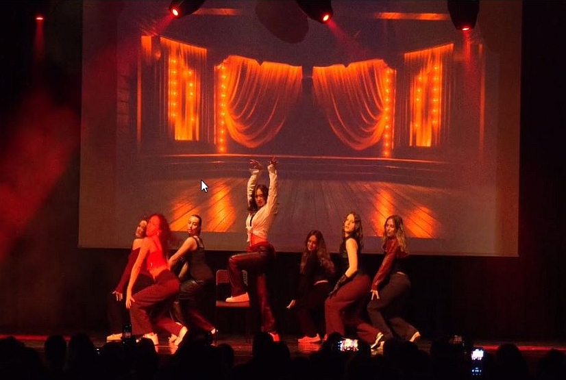 Gruppe von 5 Tänzerinnen auf Bühne, die Hip Hop tanzen