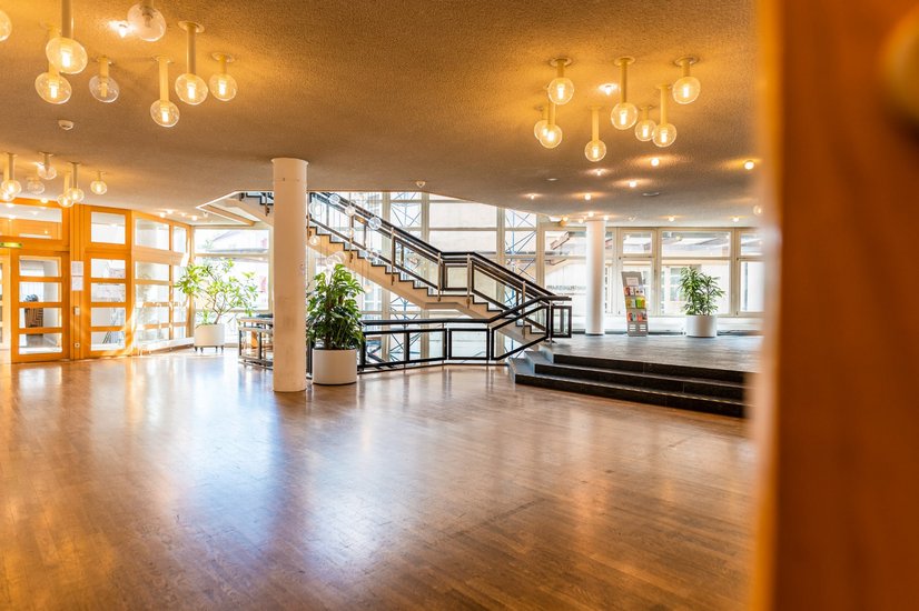 Foyer der Stadthalle mit Treppenaufgang links und Ausgang rechts